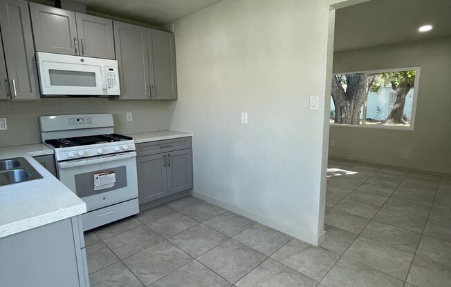 2 beds, 1 bath, 670 sqft, $2,100, Unit 18-6