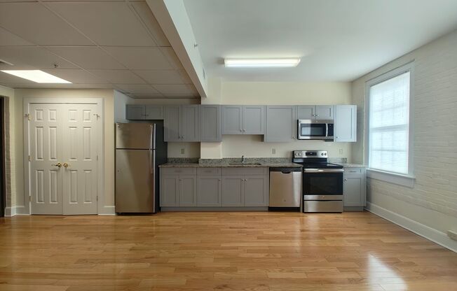 Cozy 1BR in historic Bingham Place building on North St in Bristol!