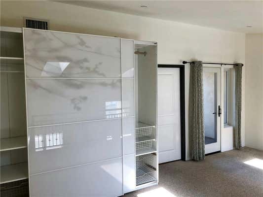 255 W 7 ST