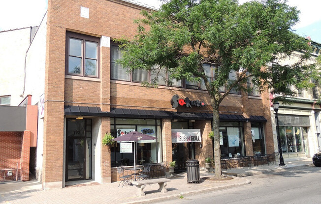 Spacious 1 Bedroom Unit, Downtown Waukesha, Hardwood Floors!