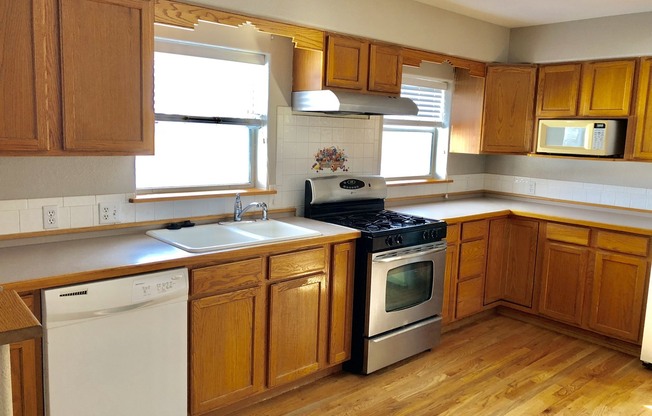 Perfect locale 3 Bed/2Bath Single Family Home in Berkeley Neighborhood!!