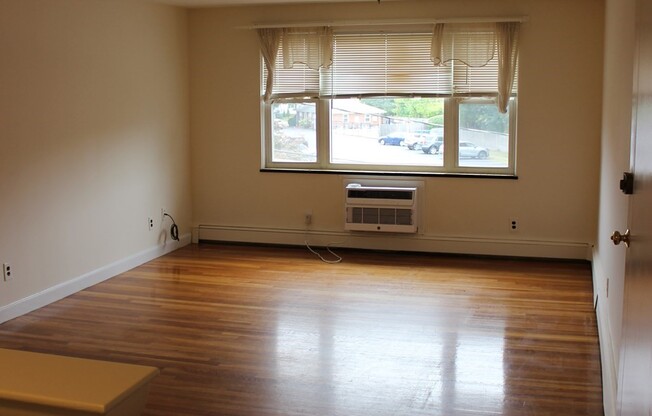 2 beds, 1 bath, 710 sqft, $2,400, Unit 2-4