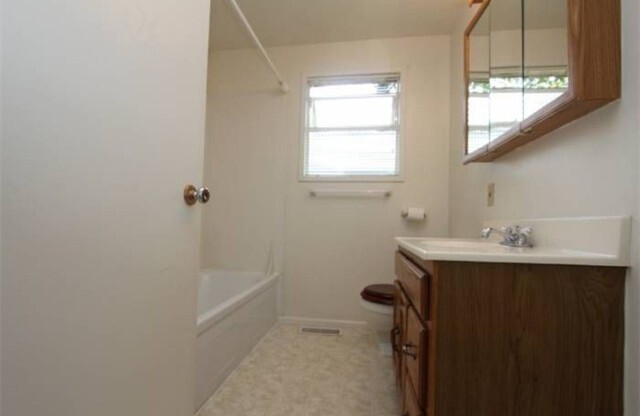 Mid Century 3 bedroom home in Bellevue
