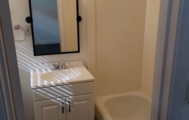 1 bed, 1 bath, $975, Unit 18