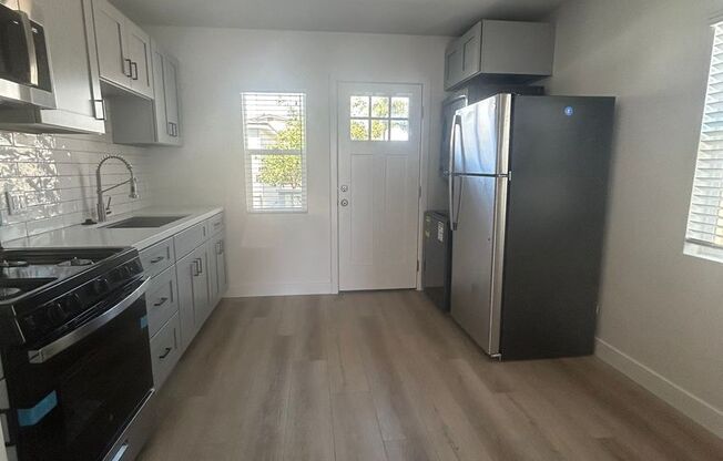 2 beds, 1 bath, $2,500, Unit 1074