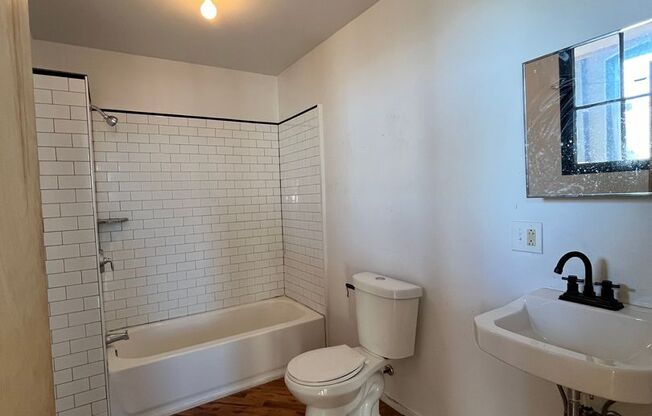 Studio, 1 bath, $950, Unit 2E