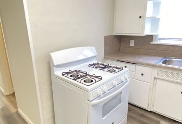 1 bed, 1 bath, $745, Unit 1/2