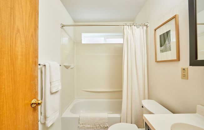 Delightful 3 bedroom home near Matthews Beach! Available Now!
