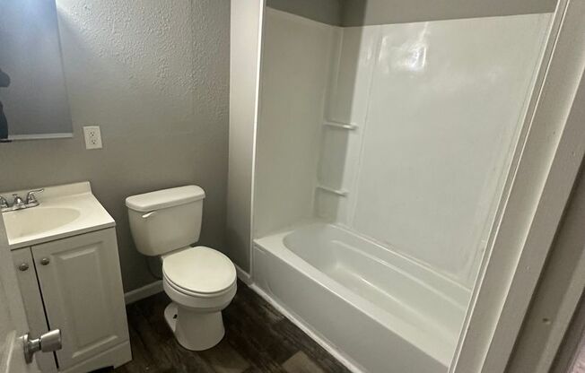 2 beds, 1 bath, $900, Unit Unit 5