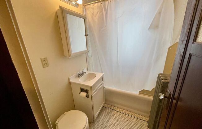 Studio, 1 bath, $850, Unit 3