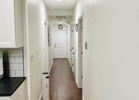 2 beds, 2.5 baths, 989 sqft, $3,400, Unit 6