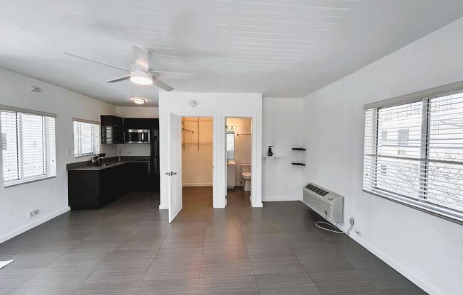 Beautiful Large Corner Studio w/Natural Sunlight