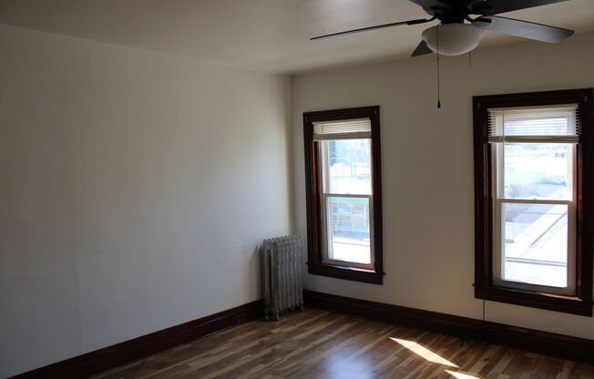 2 beds, 1 bath, $1,295, Unit 2nd floor