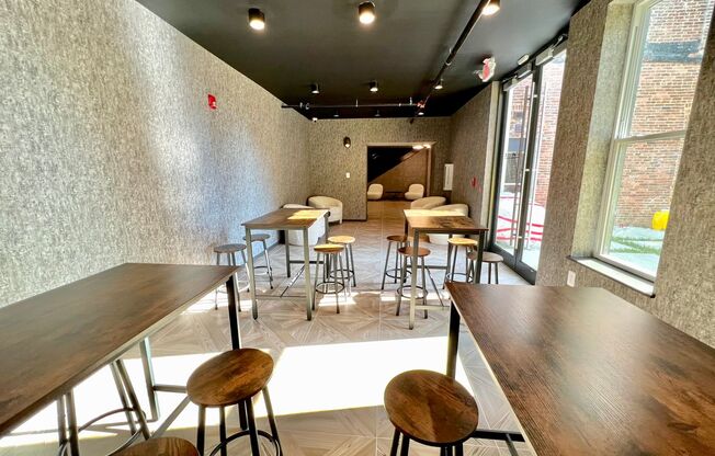 Studio, 1 bath, 450 sqft, $1,372, Unit 204