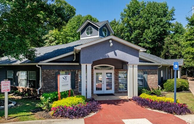 2 beds, 1 bath, $1,300, Unit 2206C