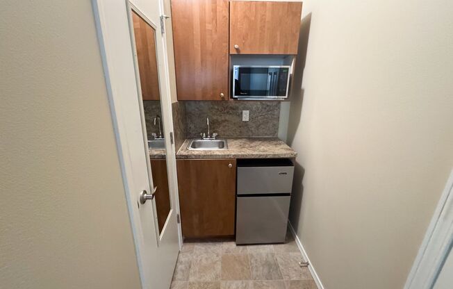 Studio, 1 bath, 137 sqft, $1,195, Unit 8C