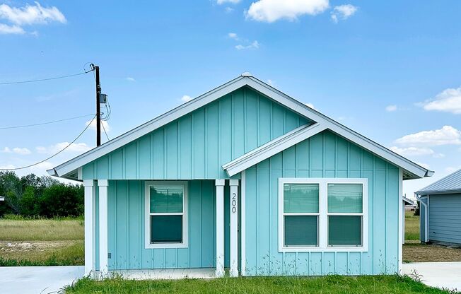 Charming Country Living with Modern Comforts!