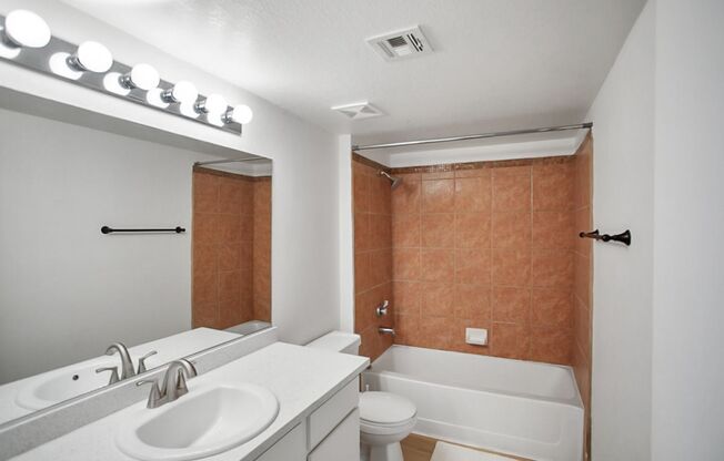 3 beds, 2 baths, $1,570, Unit # 2084