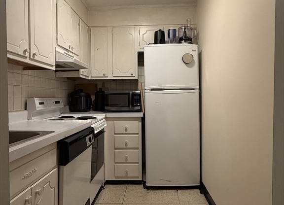 Studio, 1 bath, 390 sqft, $2,100, Unit 45