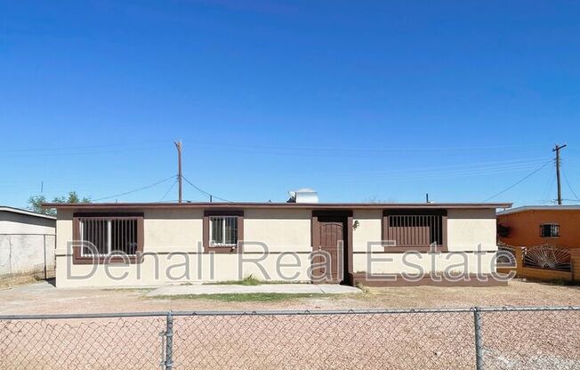2302 E LYNNE LN