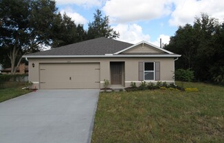 Fantastic 3 Bedroom, 2 Bathroom Home in Deltona!!