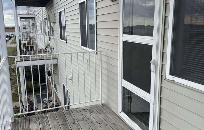 2 beds, 1 bath, $1,025, Unit 1704-202