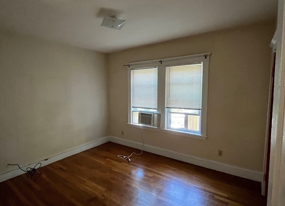 2 beds, 1 bath, 800 sqft, $2,500, Unit 3L