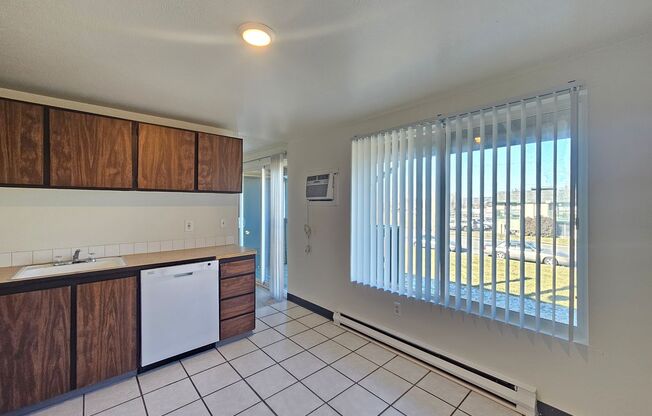 2 beds, 1 bath, 594 sqft, $1,100, Unit 34