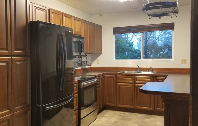 3 beds, 2 baths, $2,300