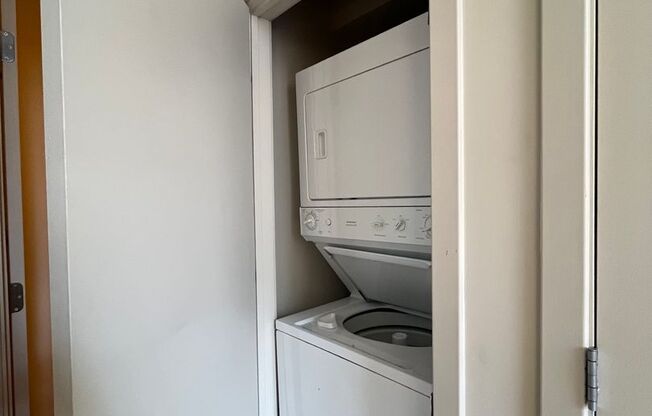 1 bed, 2 baths, $1,800, Unit #205