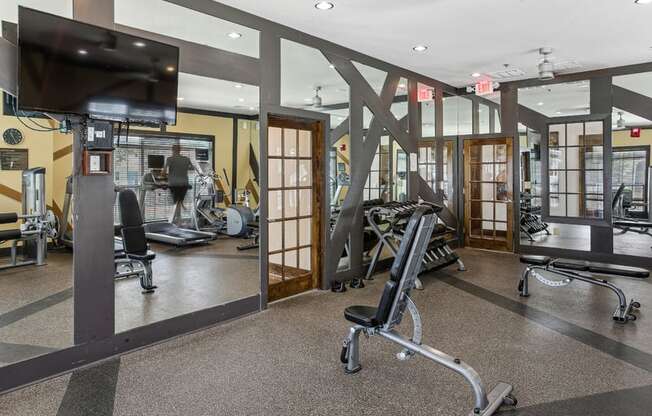 the gym at the landing at pullman apartments in pullman