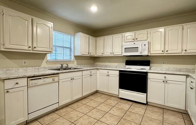 Spacious 1-, 2- and 3-bedroom duplexes at The Legend near Baylor!