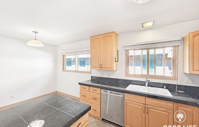 Beautiful 2B/1.5BA Condo W/ AC & Reserved Parking in Point Loma!