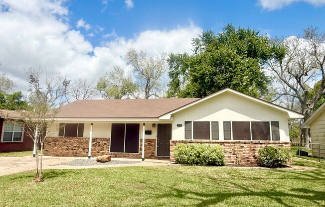 Adorable and Spacious 3/1.5 w/ Den in Lake Jackson!