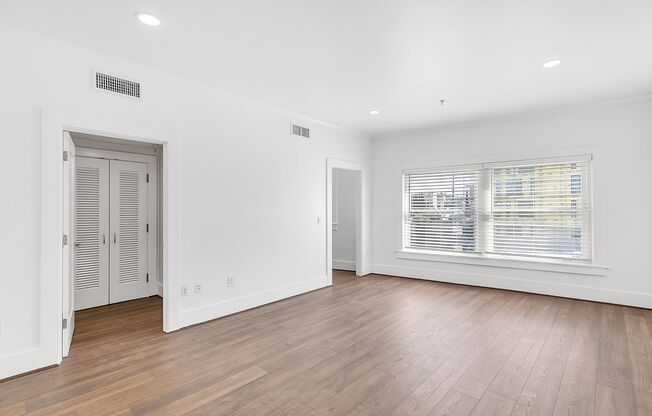 Studio, 1 bath, 375 sqft, $1,650, Unit 114