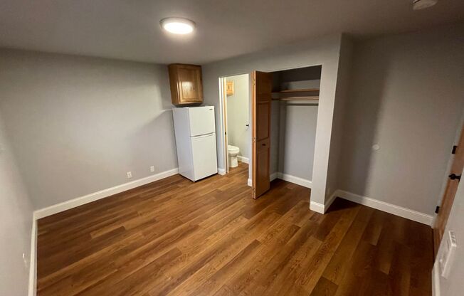 1 bed, 1 bath, $725, Unit 474 E 14th Alley #13-The Cedars