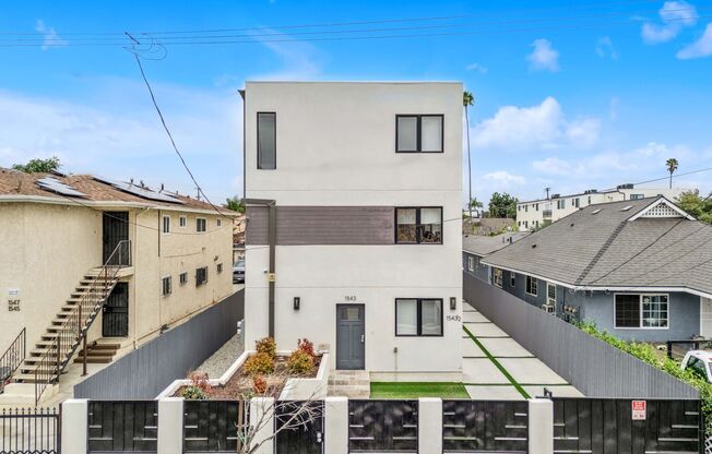 1543 W. 37th Pl Los Angeles, CA 90018