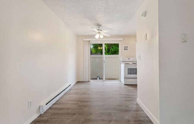 2 beds, 1 bath, 742 sqft, $1,595, Unit 29