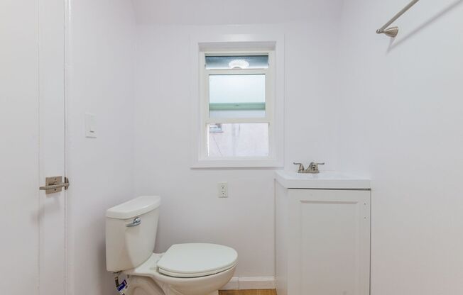 2 beds, 1 bath, $3,695, Unit 1404 Ocean Park Blvd