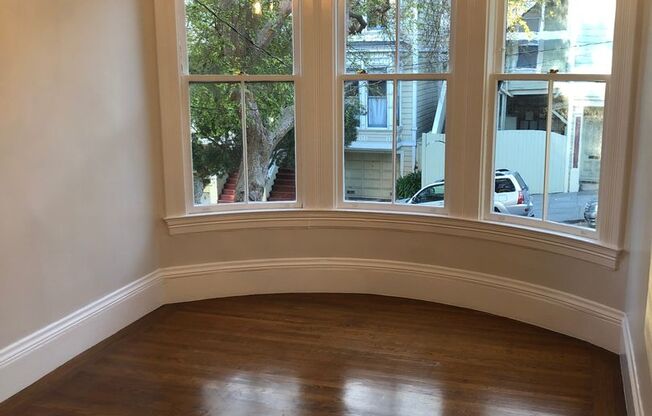 Big flat w/high ceilings, hardwood floors, washer/dryer in unit, 1 car garage included!