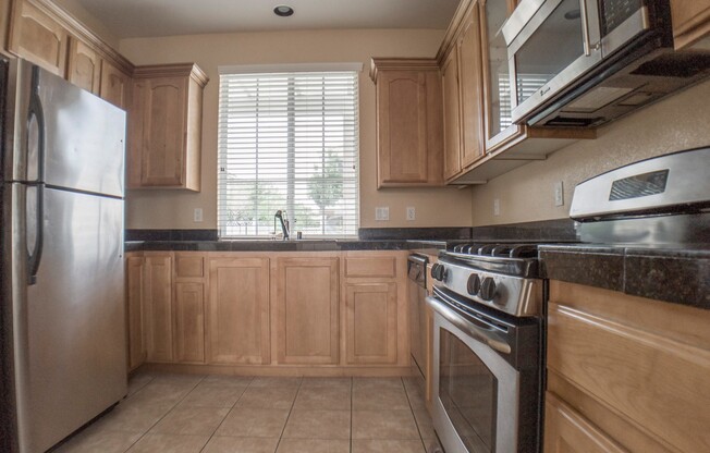 3 BEDROOM, 3 BATHROOM, 2 CAR GARAGE, COMMUNITY POOL & SPA