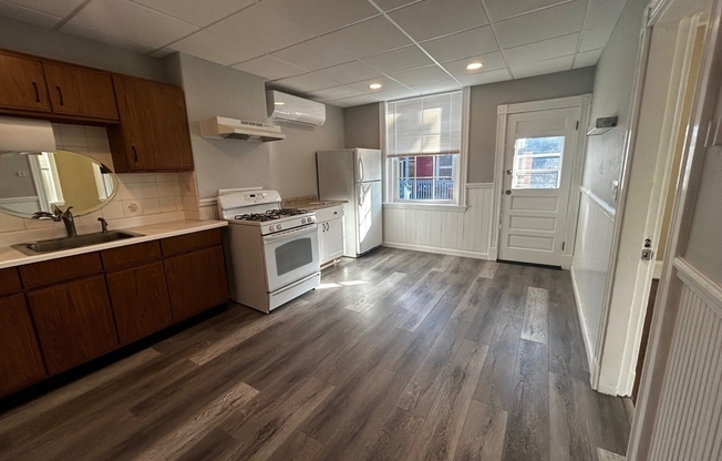 1 bed, 1 bath, 575 sqft, $2,000, Unit 6