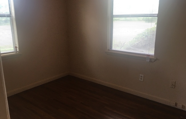 3 beds, 1 bath, $895