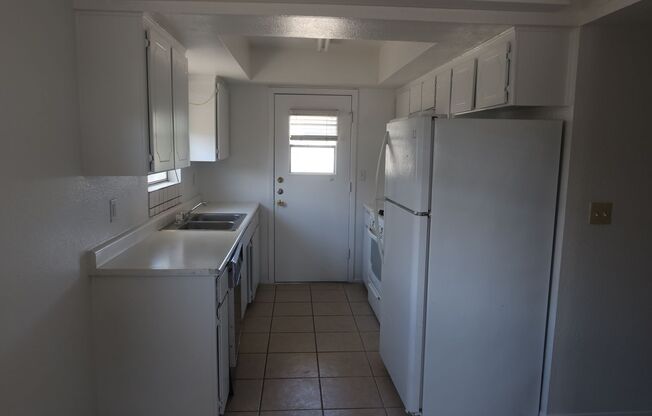 2 beds, 1 bath, $1,000