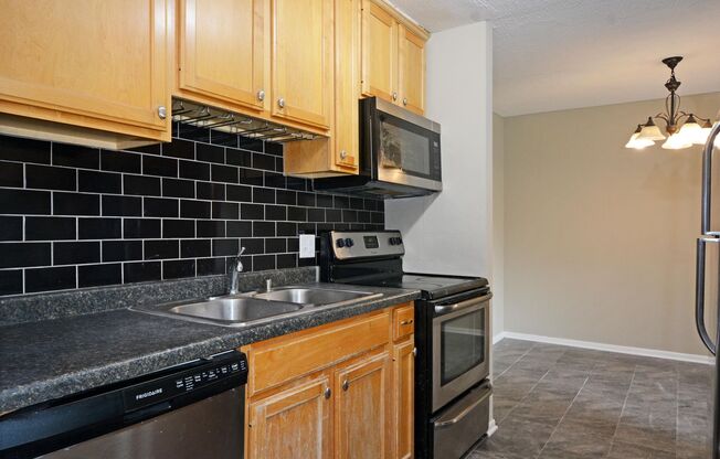 Spacious 3-Bed 1-Bath Condo For Rent in Eagan!