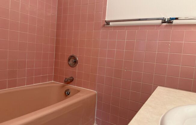 2 beds, 1 bath, 900 sqft, $2,100, Unit 102