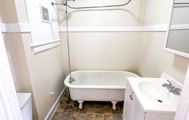 Studio, 1 bath, 380 sqft, $1,195, Unit 304