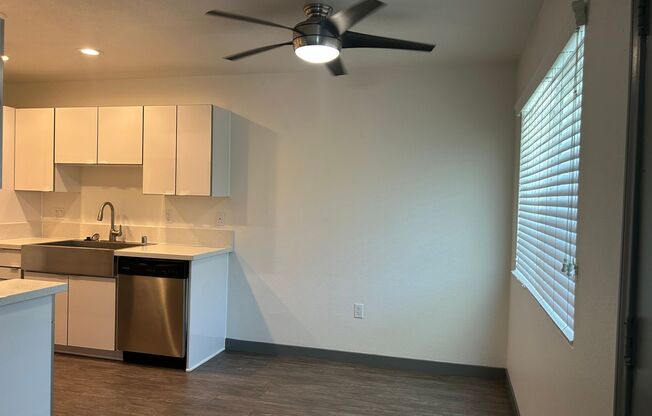 2 beds, 1 bath, 950 sqft, $2,940, Unit D036