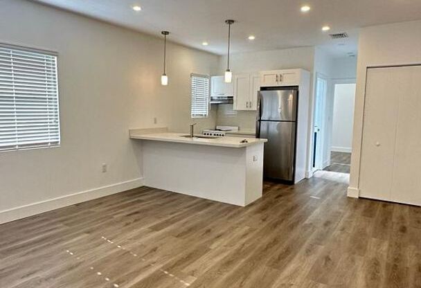 Great 1 Bed Room - Wood Floors - Small Building