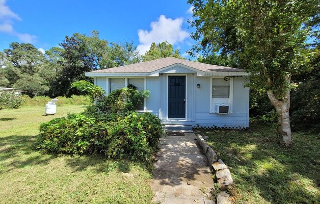 908 Polk Avenue Pensacola, FL 32507 MOVE IN SPECIAL!! $250 off 1st Months Rent!!!